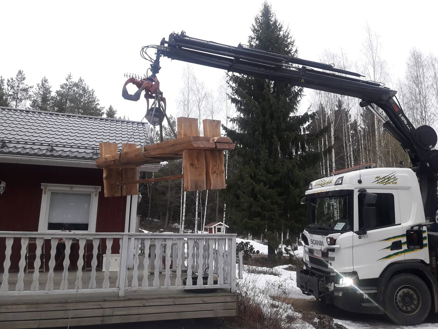 Lifting service in Tampere with truck-mounted crane